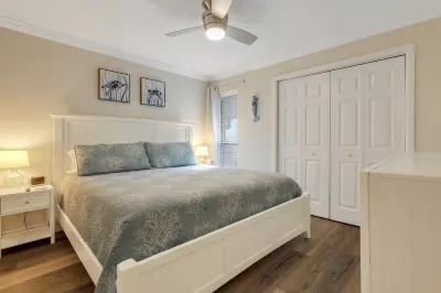 Perfect South Island Location! 4 Bikes included/Pool/Pickelball. Bring the Dog! Hotels near St. Simons Island Lighthouse Museum