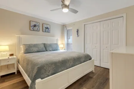 Perfect South Island Location! 4 Bikes included/Pool/Pickelball. Bring the Dog! Отели рядом с достопримечательностью «St. Simons Island Lighthouse Museum»