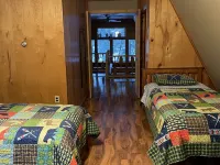 Enjoy beautiful Maine with direct access to Snowmobile trails on Piper Pond 皮斯卡特奎斯縣酒店