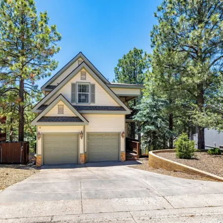 Air Conditioned 3200 sq/ft Home, New Decks & Hot Tub in the Pines.