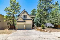 Air Conditioned 3200 sq/ft home, New decks, outdoor spaces in the Pines