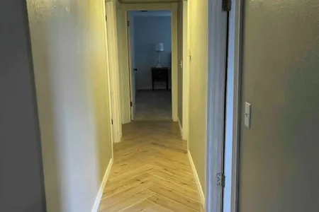 Cozy 3-bedroom house in peaceful Mena with WiFi, AC Отели в г. Акорн Тауншип