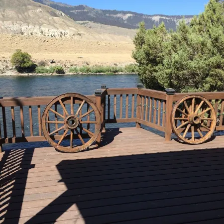 Tranquil Home on Yellowstone River. See Other Home #4914516 for Large Families Отели в г. Гардинер