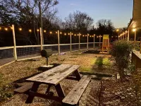 Fully fenced yard/Swing Set/Hot Tub/Pet and kids friendly