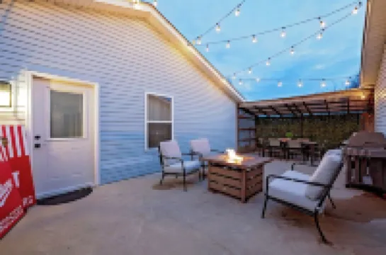 B-Town Retreat~10Min IU~2 K Beds~Huge Kitchen~Private Patio~Fire Pit+Ping Pong