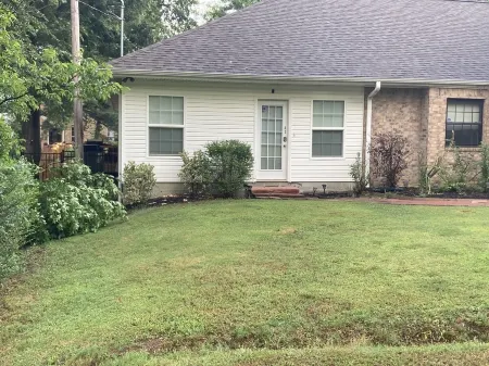 Come and enjoy this 2 bedroom apartment on lake Hamilton ! Sit outside on deck