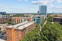 Luxe Downtown Penthouse! In the Heart of City w/Parking!!
