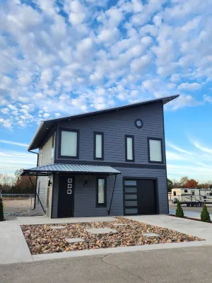 Contemporary Highway Hideaway in Marionville Hotels near Halltown