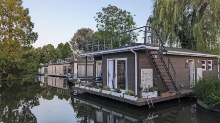 Tamanzi Taggs, floating home on idyllic island & sauna -Hampton Court & Richmond