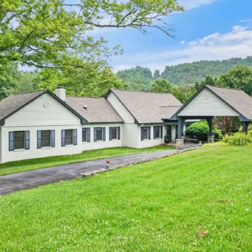 Group Estate with Pool & Hot Tub
