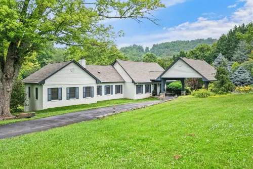 5 Acre Estate: Pool/Hot Tub/Basketball/Fire Pit
