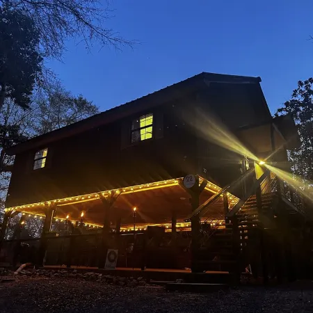 Creek-side getaway, big deck, easy access to the city while being off the grid!