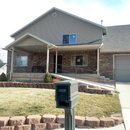 Basement Apartment--Sleeps 6 *2 Bedrooms +Kitchen/Laundry