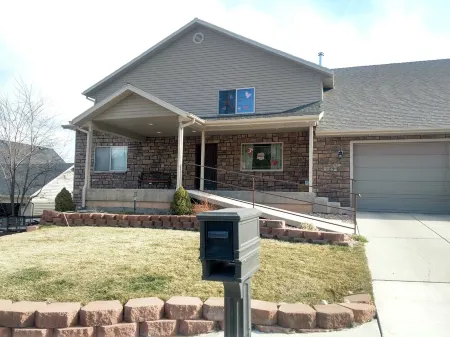 Basement Apartment--Sleeps 6 *2 Bedrooms +Kitchen/Laundry