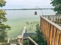 Charming Cabin Overlooking Rush Lake - WiFi