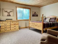 Scruffy Bear Lodge on Bills Island near Yellowstone-Lake access/pines/ATV trails Hotel dekat Harriman State Park