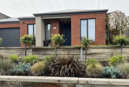 Lakeside Retreat Nagambie- 3BR house Отели в г. Нагамби