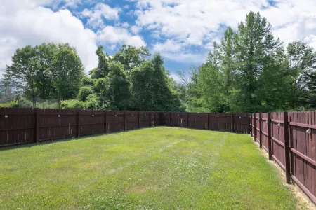 Touch of Class  3-bedroom townhome in Belleville King Bedroom. Отели в г. Сент-Клэр