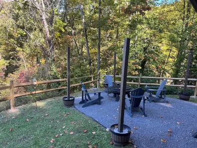 Cozy 2-bedroom cabin with hot tub and amazing views, easy access driveway. Hotels near حديقة جبال غريت سموكي الوطنية