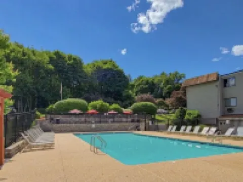 Adorable, updated condo. Walk to Weirs Beach. Near Bank of N.H.Pavilion. Hotels in Laconia