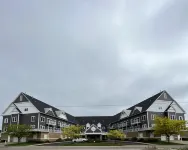 SL front complex, pool access, water views, all clean furnishings and more!!! Hotel di 