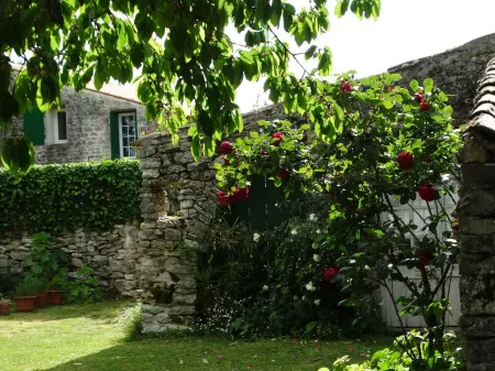 House in village Arceau ILE D'OLERON 3 persons max, no animals Отели в г. Сен-Пьер-д'Олерон