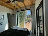 Peaceful new Tiny Home on farm, steps to wineries!