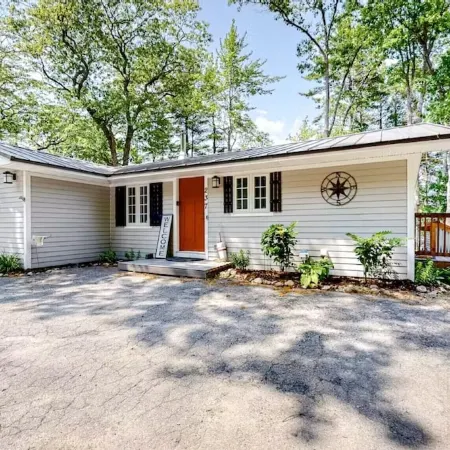 Quiet Leonard Lake Retreat,  Beautiful Waterfront Home