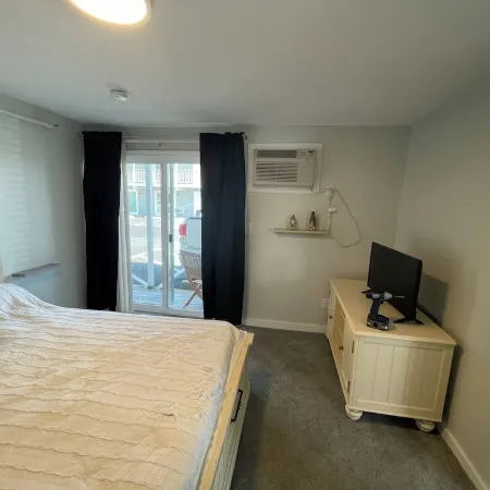 Ocean views from every window.  5min walk to the quiet end of the beach!