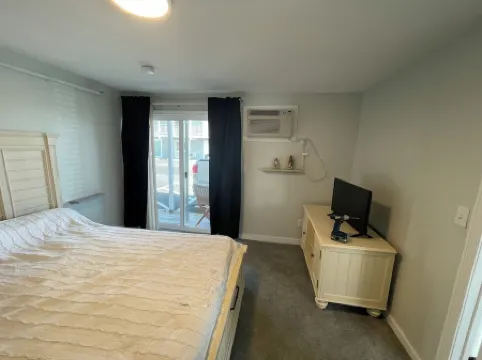 Ocean views from every window.  5min walk to the quiet end of the beach!