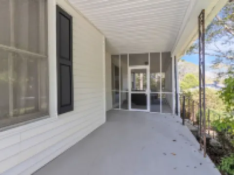 Historic 3BR with Porch & Fire Pit near Downtown Hoteles en Simpsonville