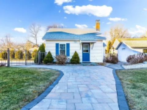 Charming beach home, complete with pool & cozy guest house! Hotels in Clinton