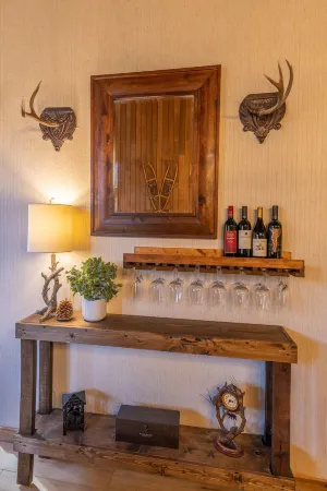 Luxe Mountain Cabin Condo, Prime Location Near Village, Pool, Sleeps 10