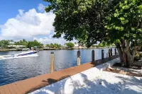 Waterfront condo with pool, 1 block to the beach!