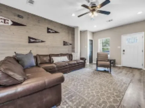 Aggieland 5 bedroom house steps from TAMU campus and Kyle Field.