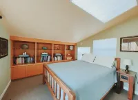 Secluded getaway, 2BR, near Fossil Rim, 900 acres, hiking, farm animals