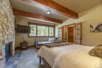 Classy Craftsman by the Creek: fully remodeled, hot tub, walk to town Hotels near Chicago Creek Waterfall