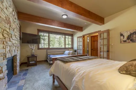 Classy Craftsman by the Creek: fully remodeled, hot tub, walk to town