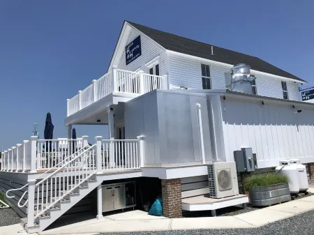 The Crows Nest. <br>Sunsets at the Harbor. Enjoy bird’s eye view. Unique location! Отели в г. Кейп Чарльз