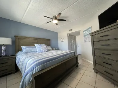 Beachside 2-bedroom condo steps to the Beach at Daytona Beach Các khách sạn gần Van Avenue Park