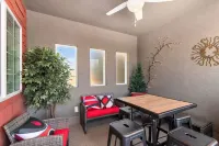 Best Downtown Getaway 4 blocks from main street food bars and shopping