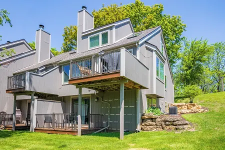 Cozy and Updated Home only 5 minutes to Eagle Ridge and 15 minutes to Downtown