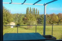 Village de Gîtes Avec Piscine/fitness. Animaux OK. Pêche et Baignade a 50m