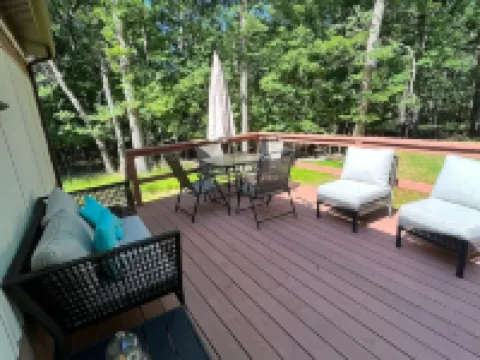 Cozy Modern Cabin in the Woods Hotels in Paupack Township