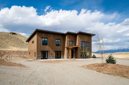 Perfect-Family Gatherings, Wedding Groups, 5 Private Suites, HotTub, Yellowstone