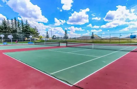 LAKE EFFECT LODGE, Full Ideal Beach Access: Pool~Hot Tub~Mini Golf~Sports~Games