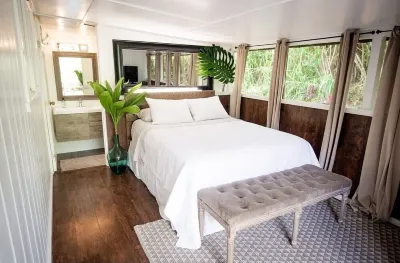 Cute and quaint little cottage on a homestead. Hotel in zona Baia di Moloaa