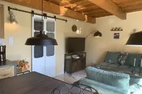 Gemütliche Ferienwohnung, Ideal für 2 Personen, Große Terrasse und Swimming-pool