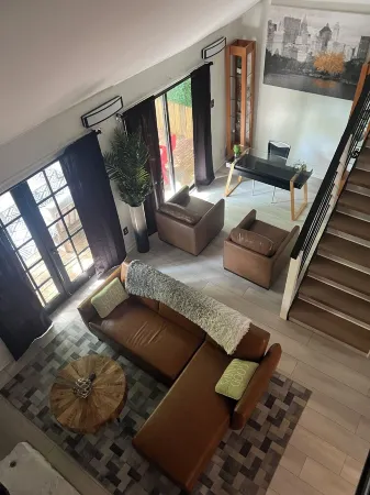 Tuxedo Touch Modern 2BR Townhouse Отели в г. Смирна