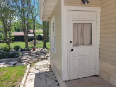 Carriage House - Historical District One Block off High Street Hotels in Comfort